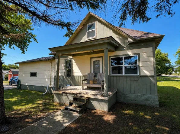233 1st Ave SE, Garrison, ND 58540