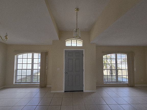 2nd image of 650 SW Hillsboro Cir