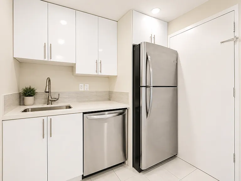 2899 Collins Ave #1042 — Photo 7