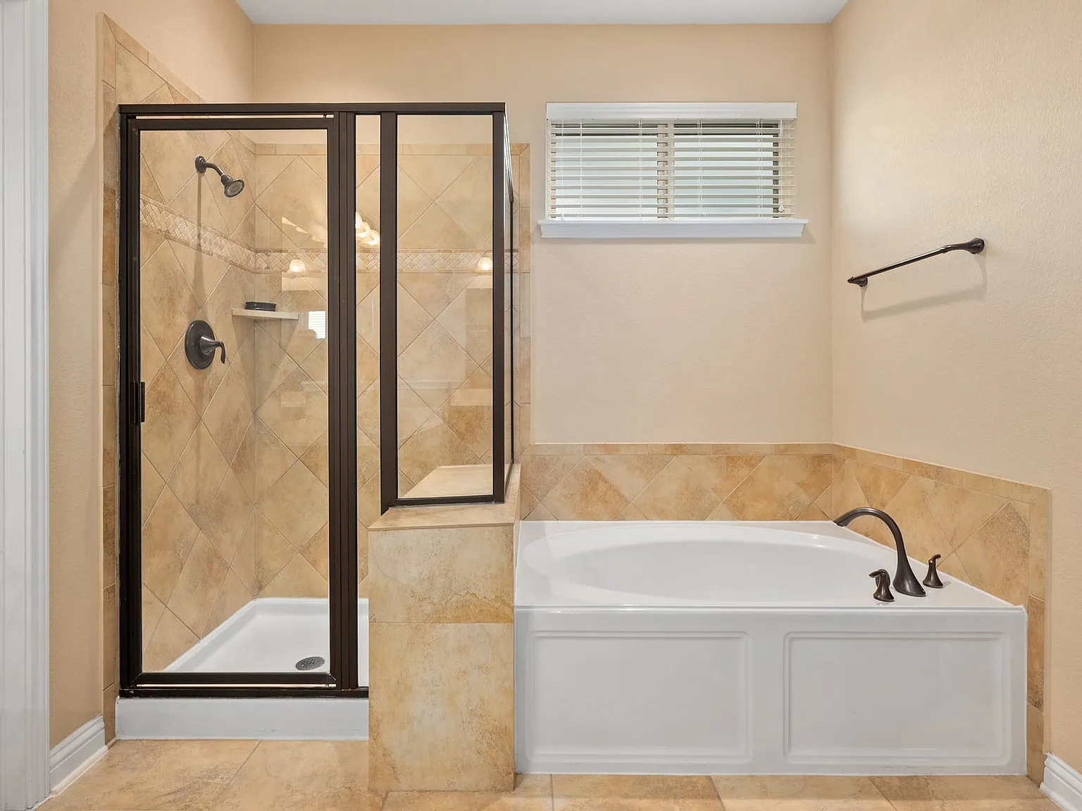 4 bed, 2622 sqft, $4,000 — Photo 4