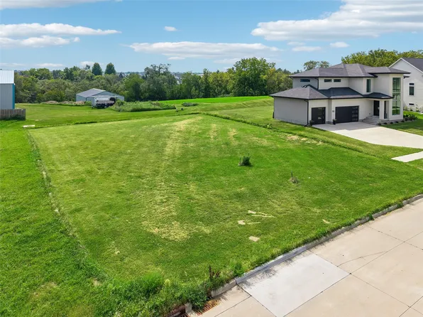70 NW Alderleaf Dr, Waukee, IA 50263