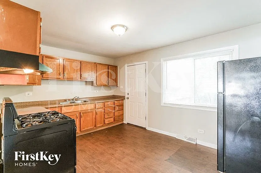 3 bed, 1.5 bath, 1560 sqft, $3,070 — Photo 4