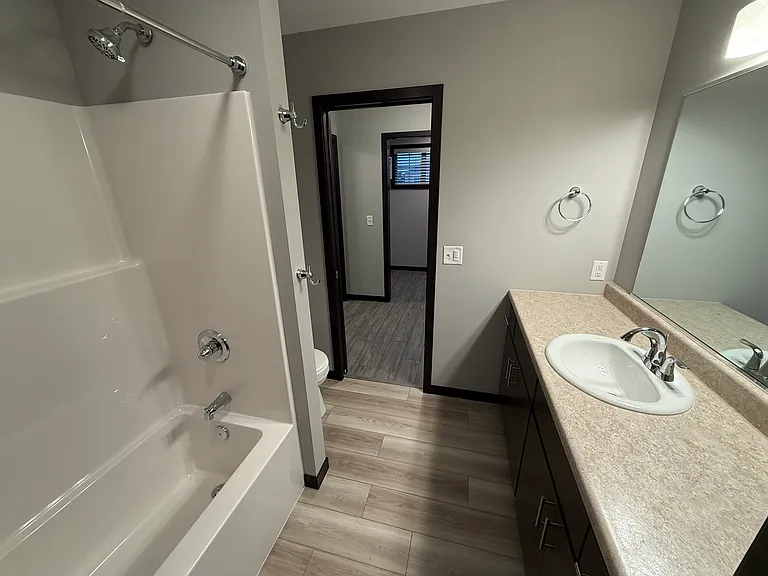 Primary bathroom en-suite