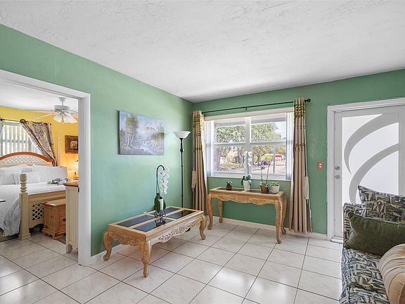 3rd image of 3130 SW 39th Avenue