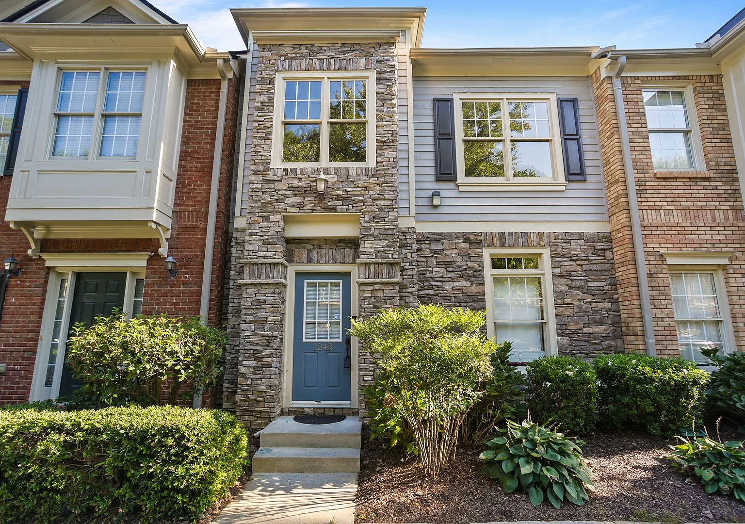 Beautiful 3-Bedroom Roswell Townhome Near Avalon & Downtown Alpharetta — Photo 2