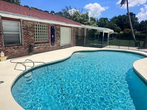 8102 Pioneer Rd, West Palm Beach, FL 33411