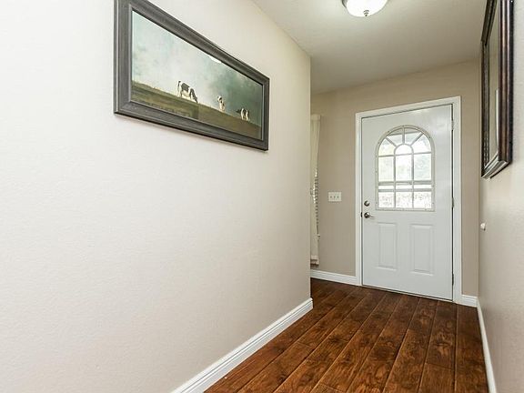 3rd image of 608 Meadow Ln
