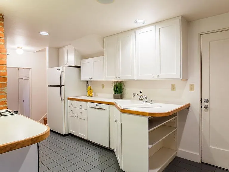 2075 Harris St — Photo 7