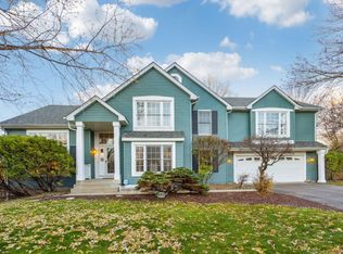 1331 Stratton Ct, Chanhassen, MN 55317