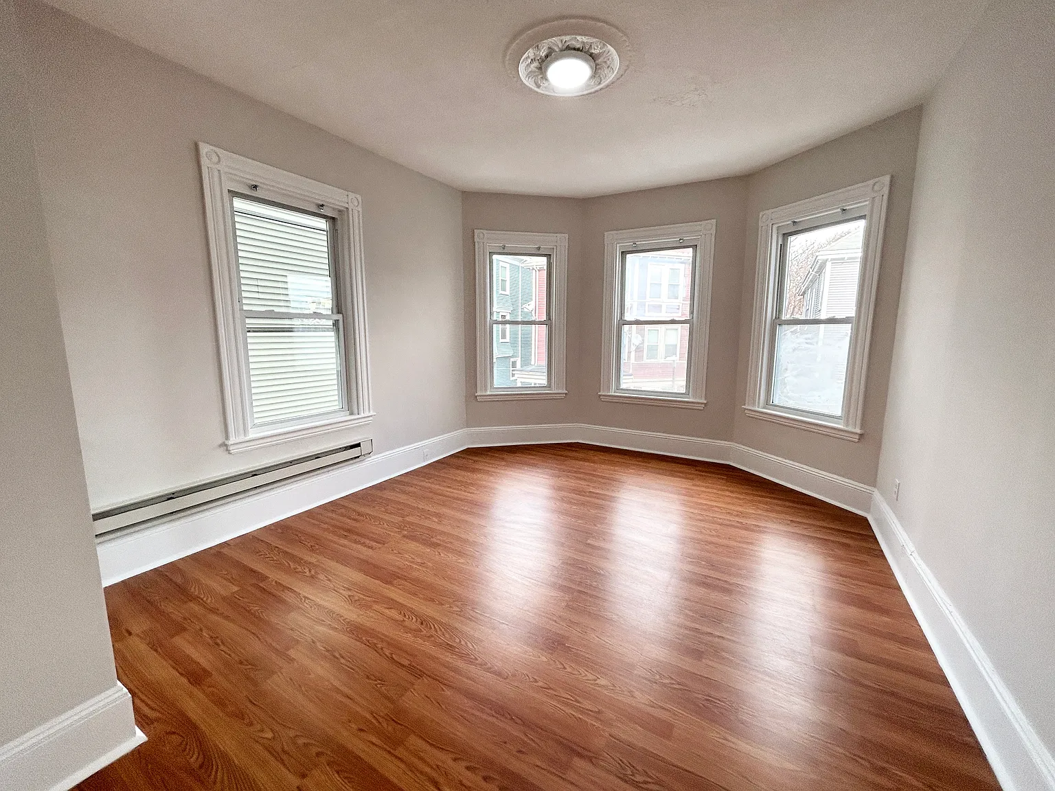 4 bed, 1350 sqft, $6,400 — Photo 2
