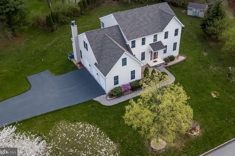 1st image of 12 Woodsview Dr