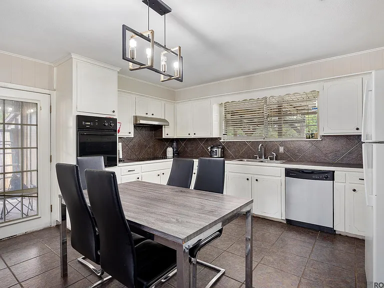 7944 Santa Barbara Dr — Photo 3