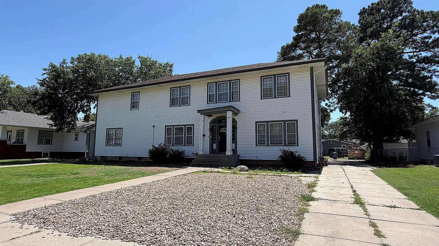 8 bed, 4923 sqft, $2,000 — Photo 1
