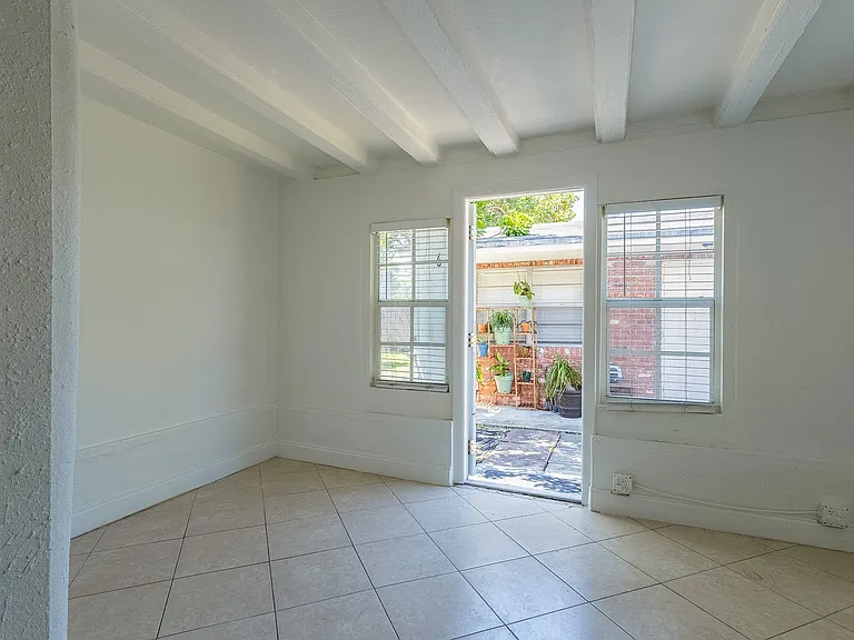 490 SE 21st St #6 — Photo 2