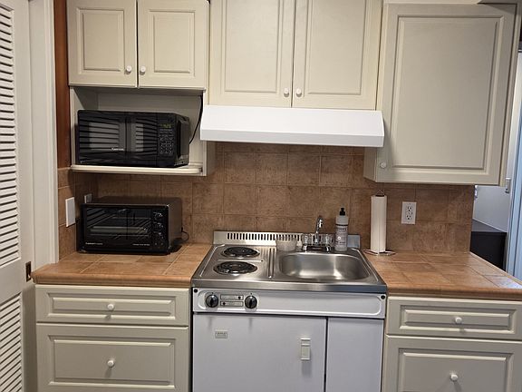 4th image of 5 W Parnassus Ct #A