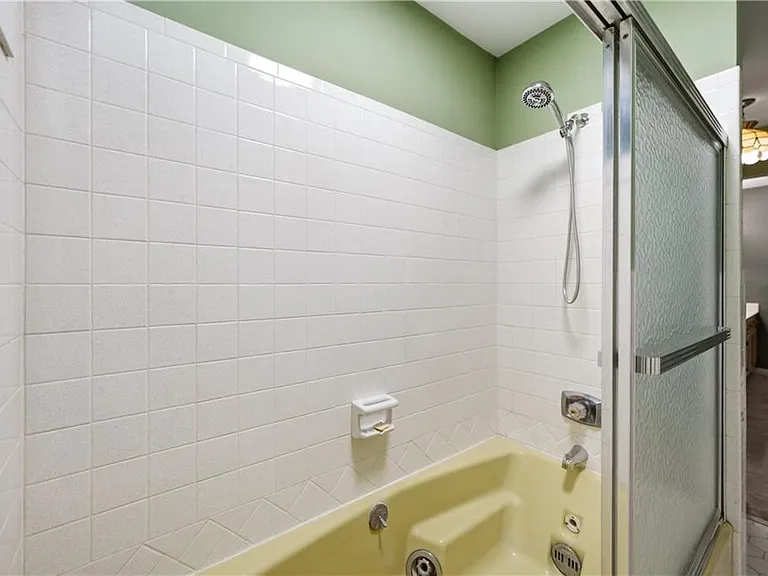 114 Cherokee Dr S — Photo 33