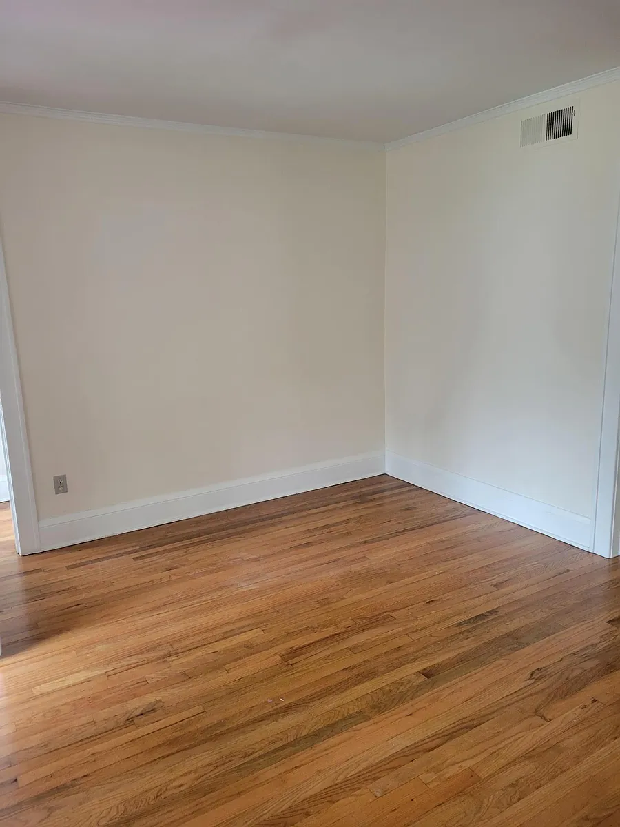 Large, spacious living room - 2774 Myra St