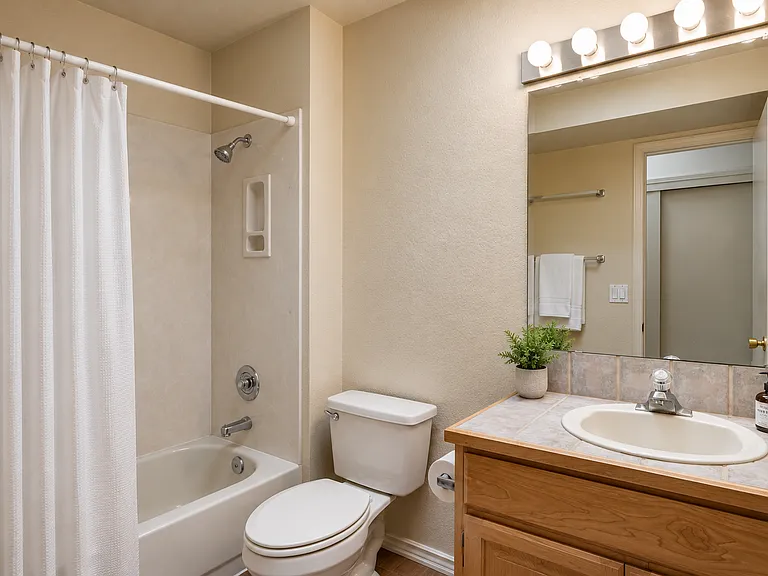 10916 Griffith Park Dr NE — Photo 14