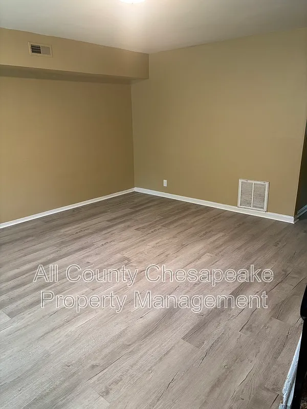 3 bed, 1.0 bath, $1,500 — Photo 2