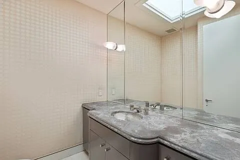 1673 Waynecrest Dr — Photo 8