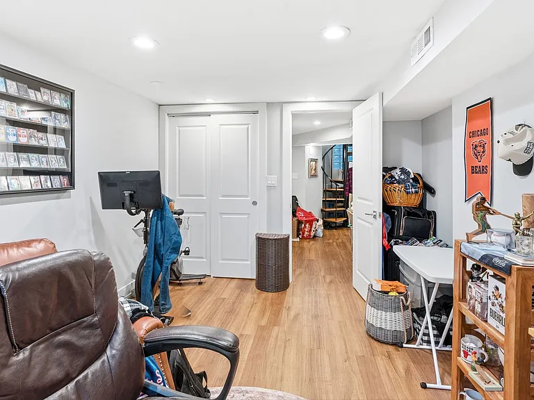 1421 N Dearborn St — Photo 144