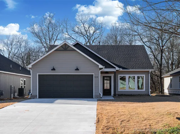 524 S Division St, Coweta, OK 74429