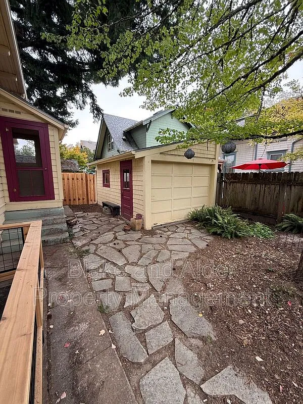 3 bed, 2.0 bath, 2520 sqft, $4,295 — Photo 4