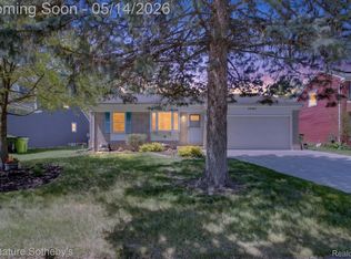 24563 Kings Pointe Dr, Novi, MI 48375