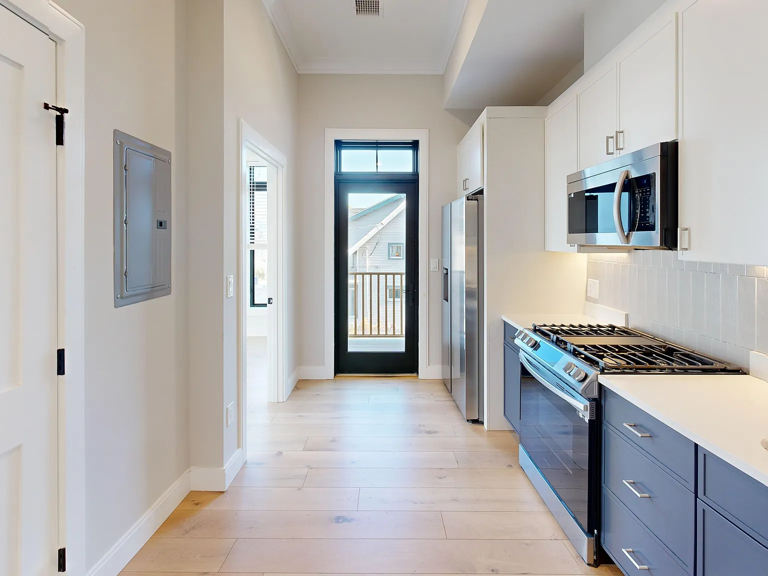 2 bed, 850 sqft, $3,995 — Photo 2