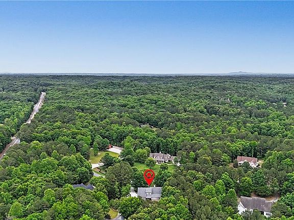 2nd image of 12 Hawks Farm Rd