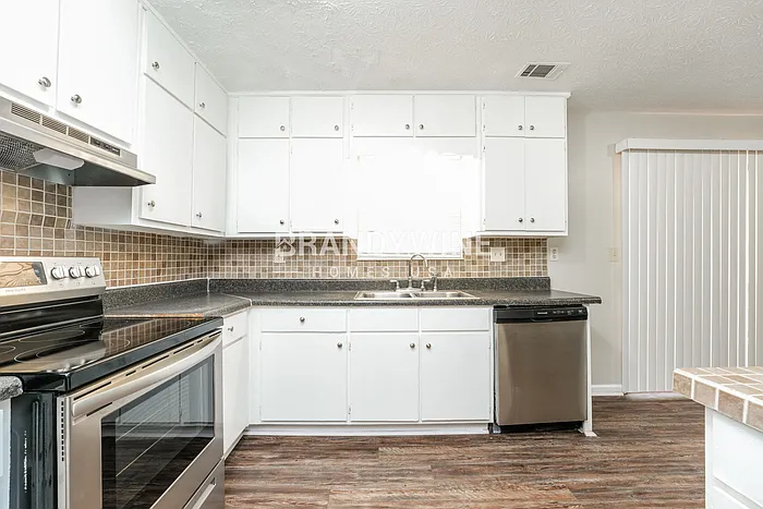 1467 Muirfield Dr — Photo 7