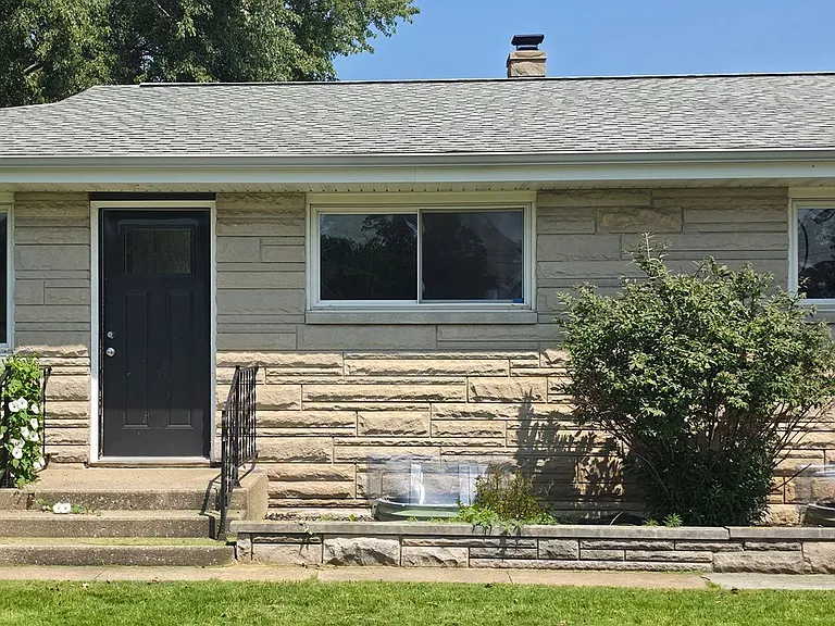 612 W Russ Ave — Photo 2