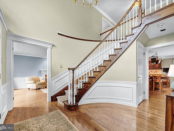 4th image of 158 Matthew Cir