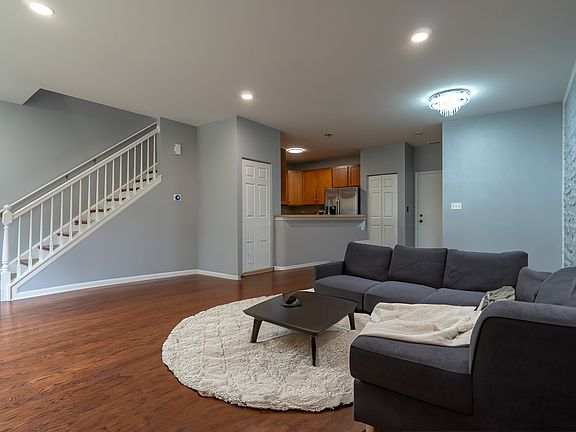 3rd image of 155 Springbrook Trl S