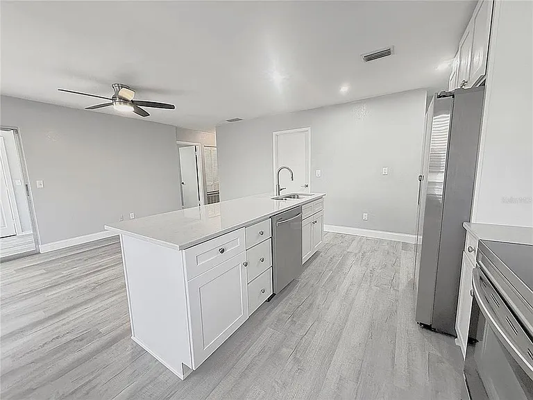 1231 Illinois Ave #1 — Photo 2