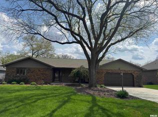 14 Olympia Fields Dr, Pekin, IL 61554