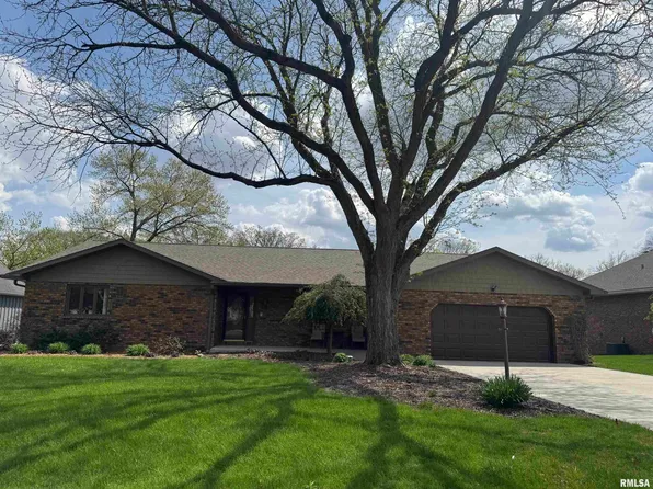 14 Olympia Fields Dr, Pekin, IL 61554