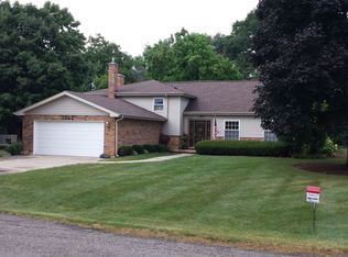 7012 Hillcrest Dr, Crystal Lake, IL 60012