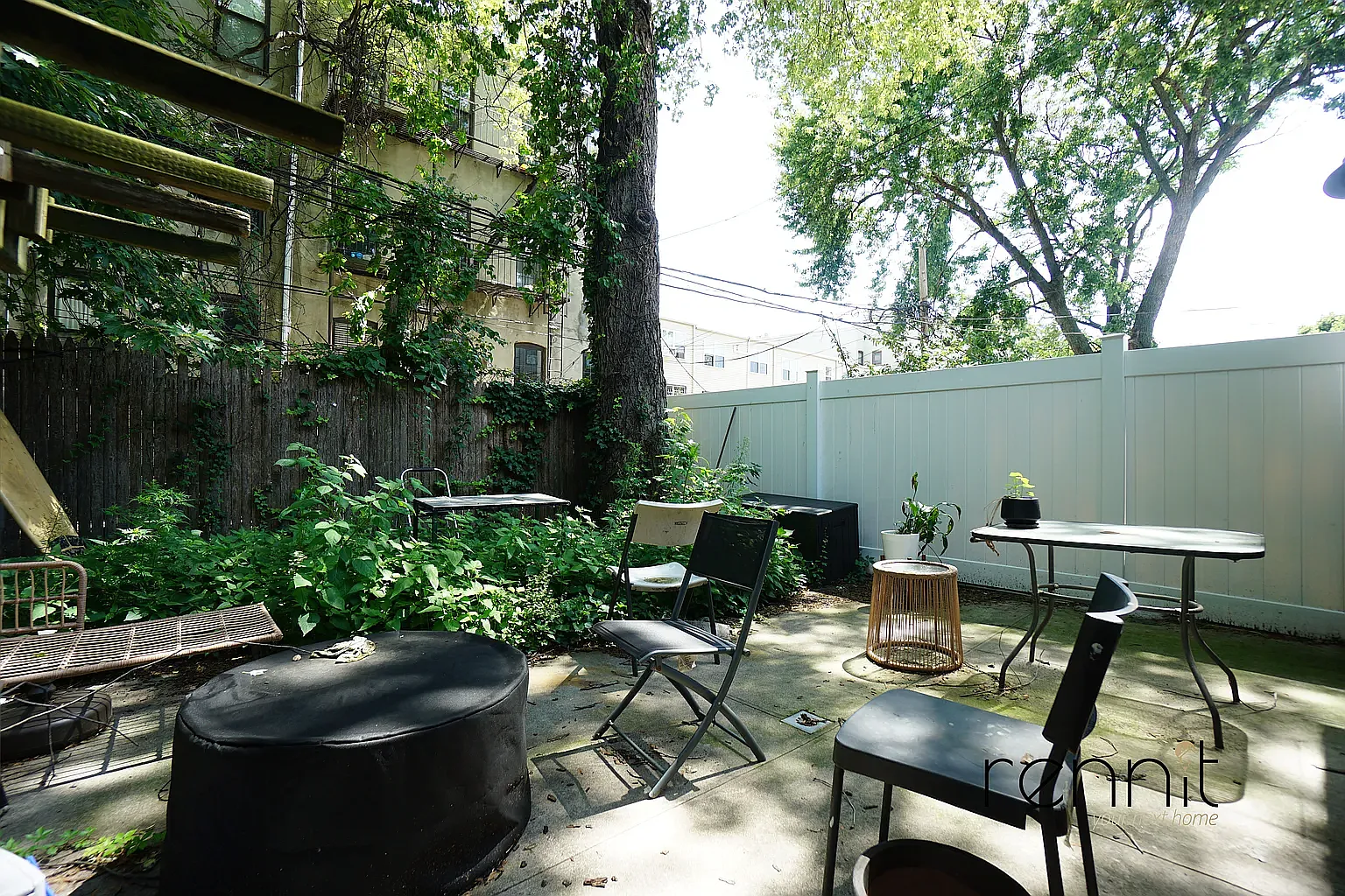 1160 Halsey Street — Photo 2
