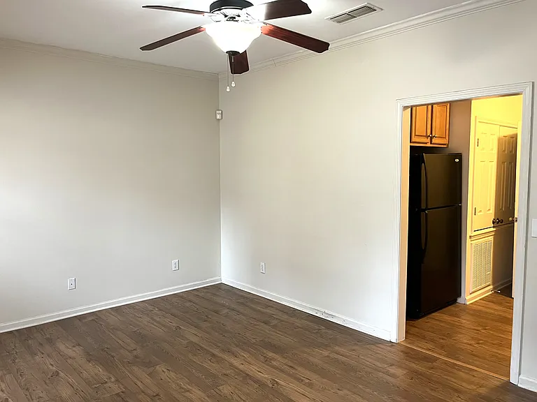 216 Lincoln Grn #B — Photo 2
