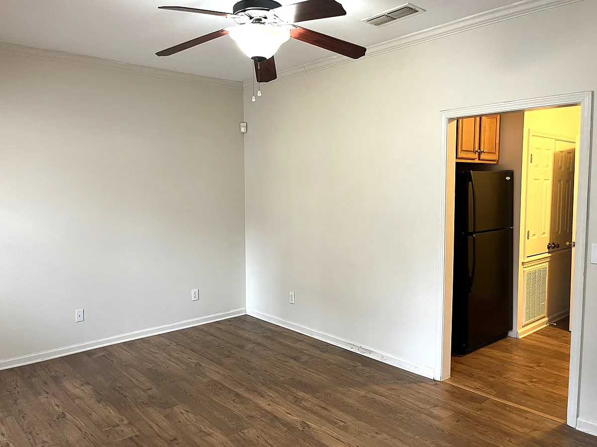 Building Photo - 216 Lincoln Grn #B
