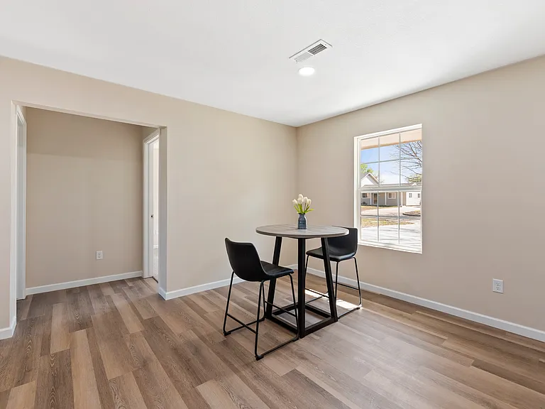821 N Clara St — Photo 7