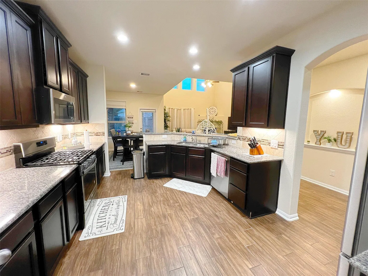 5 bed, 2.5 bath, 2702 sqft, $2,400 — Photo 3