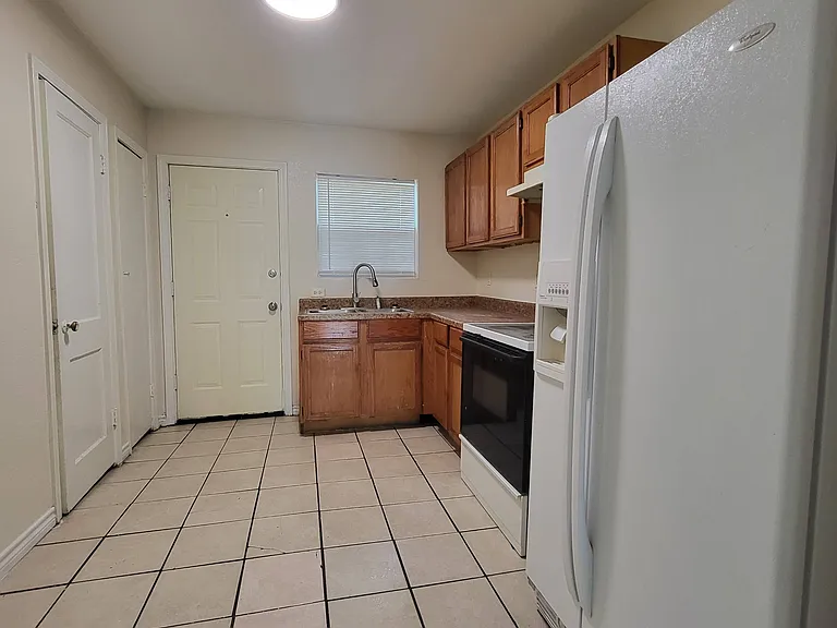 1613 Walton Walker Dr #B — Photo 3