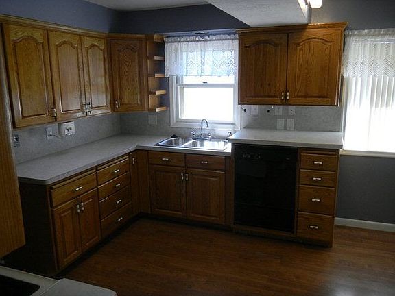 5th image of 995 E 1st St