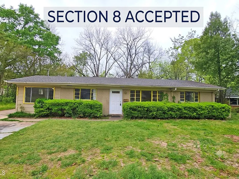1220 Lynwood Dr — Photo 1