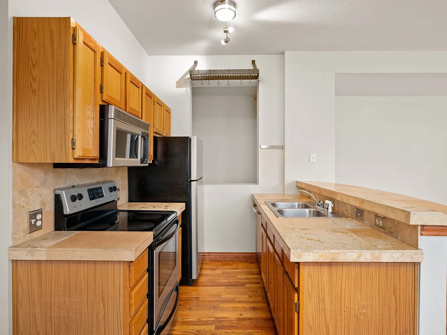 2 bed, 1.5 bath, 1300 sqft, $2,300 — Photo 3