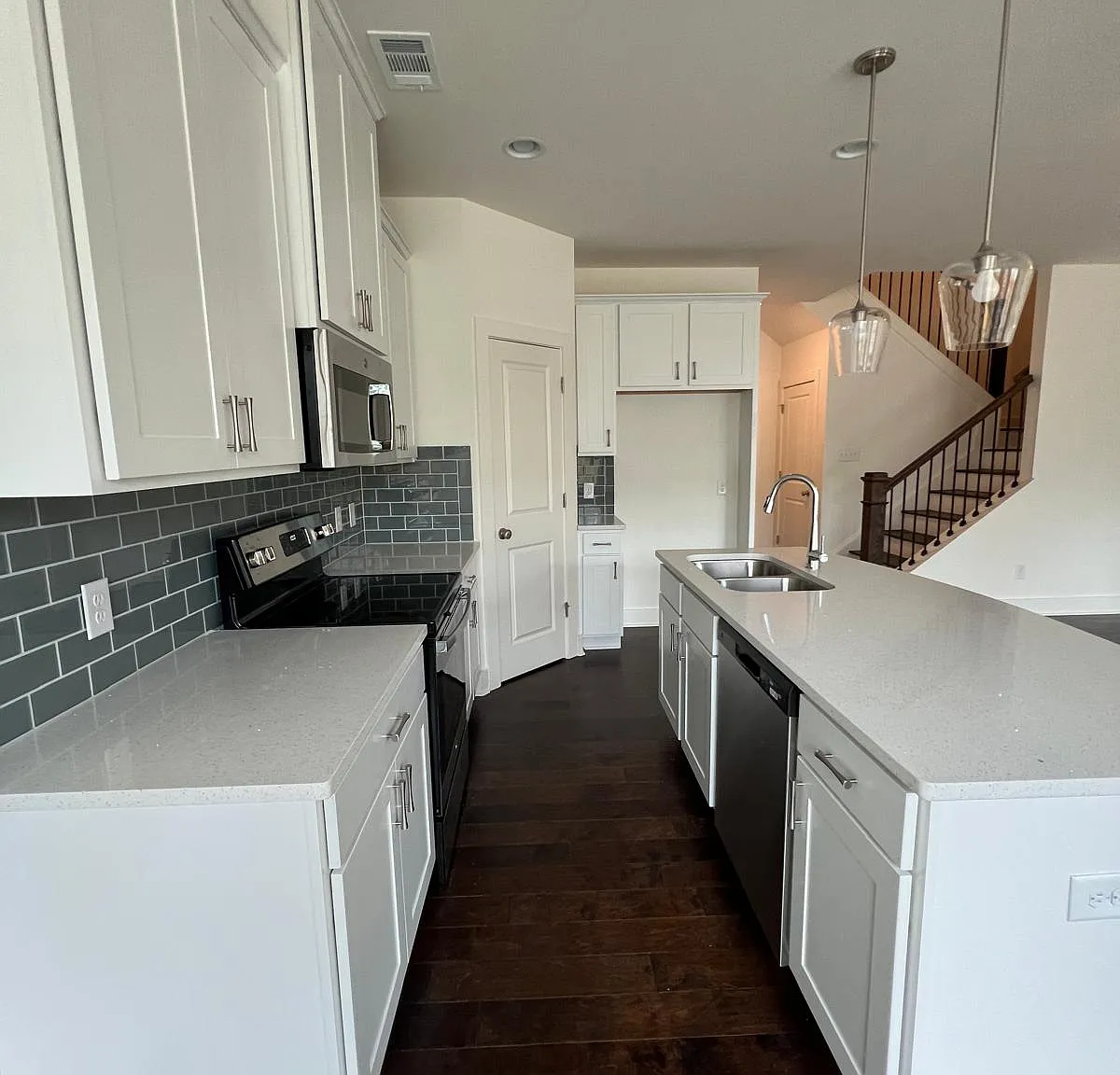 3 bed, 2.5 bath, 1774 sqft, $2,300 — Photo 2