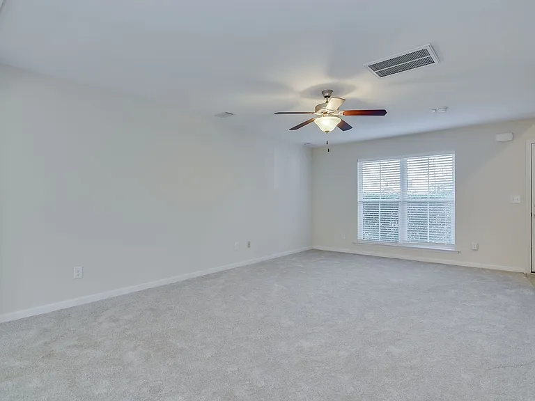 703 Sycamore Ct — Photo 6