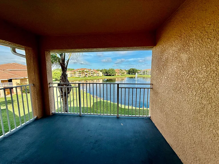 271 SW Palm Dr #304 — Photo 1